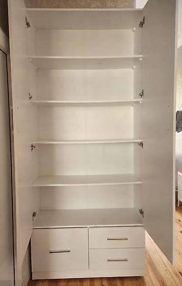 siyirme: Ağ rəngli iki qapılı garderob/dolab - Ölçülər: hündürlük 2.50 m, en — 3