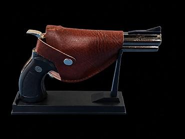 Alışqan tapança - Parlaq metal effektli revolver (üstündə “Made in