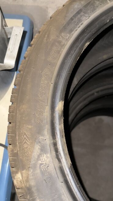зимние шины 19: Зимние шины 235/45 R19 99V XL, бескамерные (Tubeless). - Размер