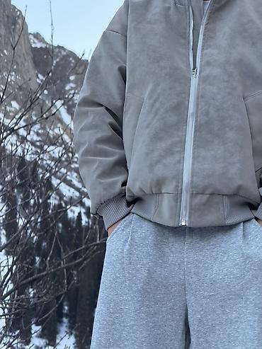 Бомберы: Мужская куртка-бомбер, серо-грязевый оттенок. - Материал: гладкий — 7