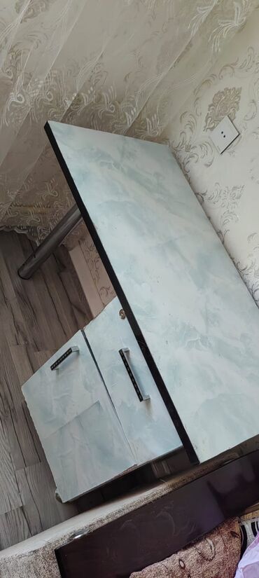 ucuz linoleum: İşlənmiş, Manikür üçün masa, Güzgüsüz