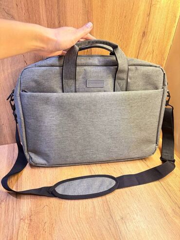 сумка макбук: Сумка с мягким защитным карманом для ноутбука. 
Цвет: серый.
Новая