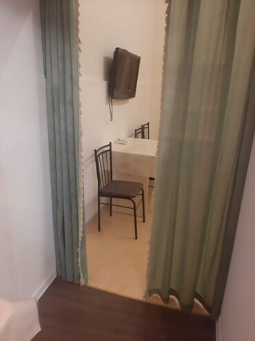 Mənzil kirayələyirəm: 1 otaqlı studiya tipli mənzil interyeri - Geniş zal və pərdə ilə — 1