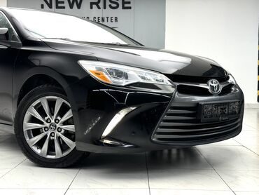 машина на выкуп: Чёрный седан Toyota Camry. Автомобиль имеет легкосплавные диски и