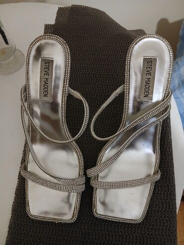 srebrna haljina kakve cipele: Sandals, Steve Madden, 39