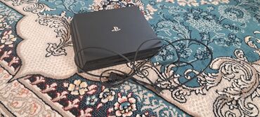 PS4 (Sony PlayStation 4): Срочно торг есть в комплекте один жостик одна зарядка и один игровой