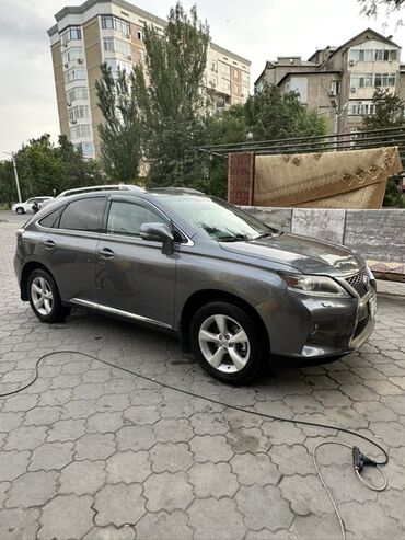 Lexus: Серый внедорожник Lexus RX с хромированной отделкой. Автомобиль имеет