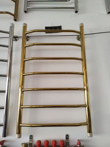 pec radiatoru: Qızılı rəngli divar tipli dəsmalqurutma/radiator - Material: metal