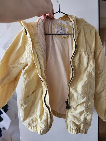 утепленная детская куртка: Детская,куртка Zara. Размер- 4-5 лет.
цена 25 ман