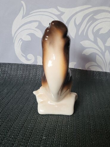 Ostali kućni dekor: Porcelanska nova figura veverice 70te. Figura nova sve na njoj je — 10