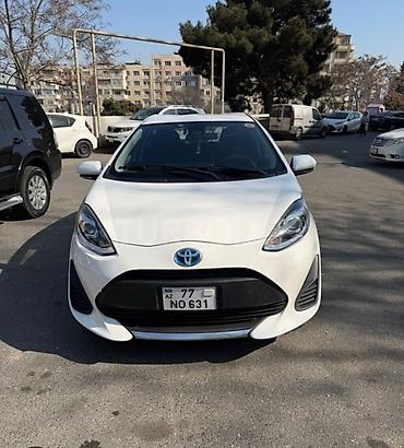 Toyota: Toyota Prius c (Aqua) hibrid hetçbek - Ağ rəngli kompakt kuzov — 1
