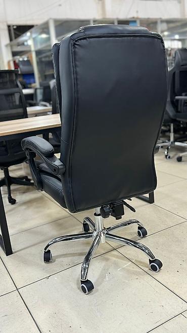 Другая мебель: Кресло руководителя выполнено в современном дизайне из износостойкой — 10