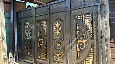 Распашные ворота: Металлические ворота с декоративными элементами предлагают прочное и — 9