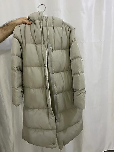 Верхняя одежда: Uzun qadın pufer palto – açıq boz/bej rəngdə - Model: dizüstü — 1