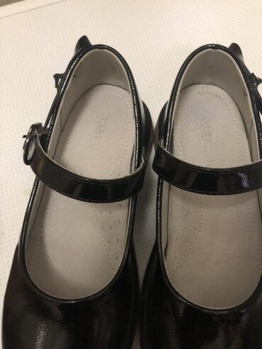 Детская обувь: Б/У туфли!Очень в хорошем состоянии!Сзади на пятке расположен — 6