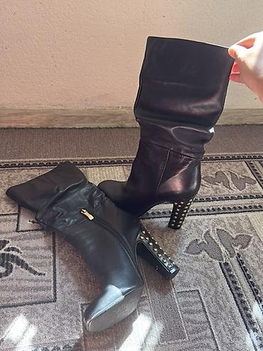 Женская обувь: 🚨 СРОЧНО ПРОДАЮТСЯ! 🚨 🖤 Стильные сапоги из натуральной кожи 👢 Размер — 1