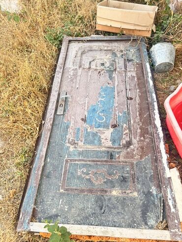 qapı içliyi: Metal giriş qapısı, köhnə üslubda dizayn edilmişdir. Qapı paslı və