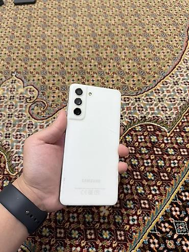 vr ochki: Samsung Galaxy S21 FE 5G (белый) - Экран AMOLED c отверстием под — 1