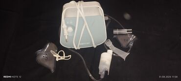 Унитазы для маломобильных людей: Bu, bir neçə aksessuarı olan kompakt bir tibbi nebulayzer aparatıdır