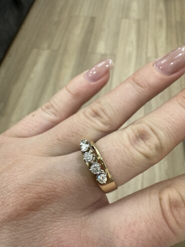 золотое кольцо с бриллиантом: Бриллиант золото 0,75 карат новое очень красивое, 17 размер