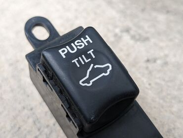 Другие детали салона: Кнопка люка Митсубиси. Оригинал б/у, из Германии, привозной. Подходит — 11