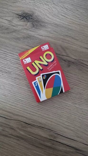 oyun kartları: Fiziki UNO kartlar, ailəvi stolüstü oyunu. Real UNO oyunu. Yalnız