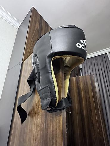 Boks aparatları: Adidas boks başlıqı – klassik qara rəngdə. Taxılmayıb amma tezedə — 2