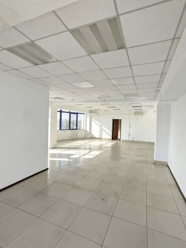 аренда футбольная поля: Сдаю Офис, 100 м², В бизнес центре, 1 линия, С отдельным входом, С отдельным сан узлом