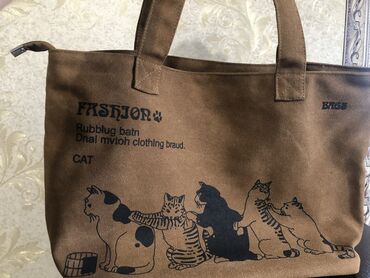 вместительная сумка: Продаю новую сумку с котиками! Очень вместительная,плотная!