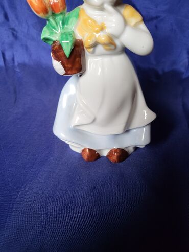Ostali kućni dekor: Figura nova,vintaz,holandjanka sa lalama porcelanska. Nova — 7