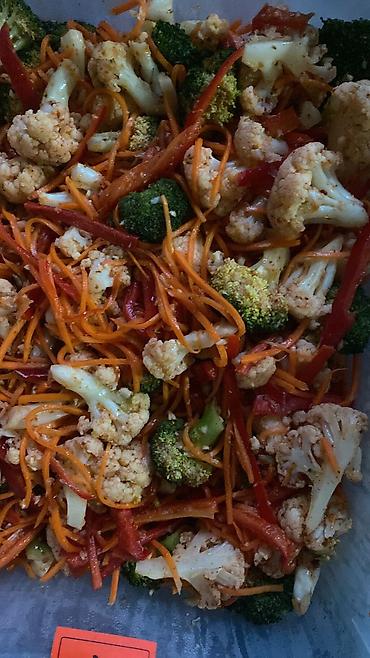 Готовые блюда, кулинария: Ассорти корейских салатов — свежеприготовленные закуски по — 8