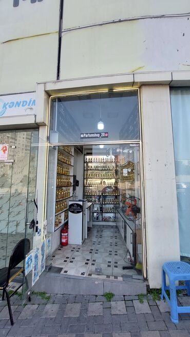 Ətriyyat: Salam.Hazır Bizness satılır. 250-300 çeşid ətir,qızılı kivşinlər,içi — 6