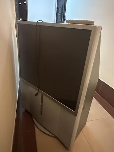 Köhnə tip arxa proyeksiyalı televizor - Ekran: böyük diaqonal