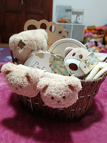Kompleti: Poklon korpa za bebu – “Meda” set Šarmantno aranžirana pletena — 1
