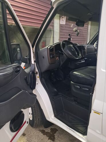 Yük maşınları: Yükdaşıma üçün qutu kuzovlu yüngül yük avtomobili. Xüsusiyyətlər: - — 4