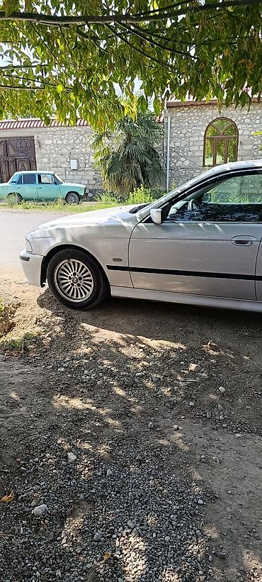 akril şüşə: BMW 5 Series E39 sedan – gümüşü rəngdə, 4 qapı. Xüsusiyyətlər: - — 9