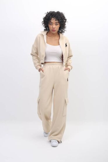 спортивное оборудование: Женский комплект из бейджевого трикотажа: укороченная толстовка на