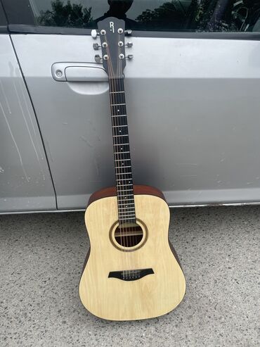 гитара 44: Срочно продаю гитару б/у в подарок чехол и коподастер 3500сом