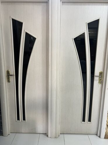 plasdik qapilar: Ağ rəngdə, müasir dizayna malik daxili qapı. Qapı qanadında qara