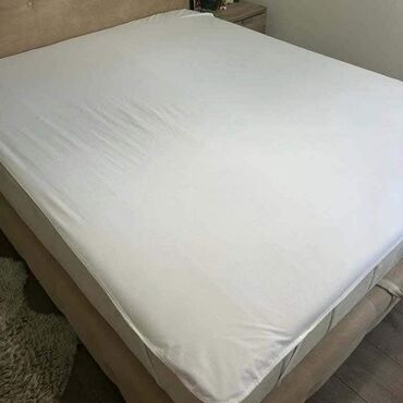 polovne ugaone garniture iz nemacke: Bela zaštitna navlaka za dušek, dizajnirana da se lako postavi i