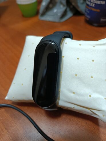 Другие смарт-часы: Фитнес-браслет Xiaomi Mi Band с черным ремешком. Удобный и легкий