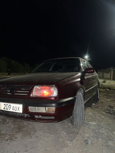 машины вента: Volkswagen Vento: 1992 г., 1.8 л, Механика, Бензин, Седан