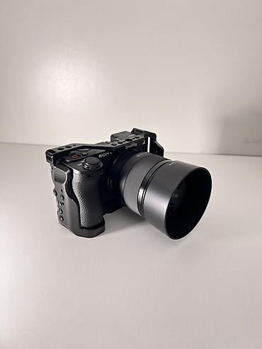 Фото и видеокамеры: Беззеркальная камера Sony α6700 (E-mount) с защитной клеткой SmallRig — 6
