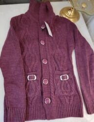 yun jaketlər: Jaket tezedi hec geyilmeyib etiketi ustunde 12 manat .M. L. razmere