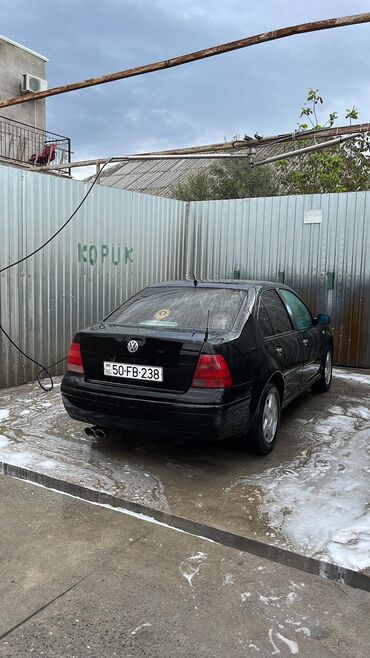 Volkswagen: Volkswagen Jetta (Mk4) sedan – qara rəngdə. Xüsusiyyətlər: - Kuzov: 4 — 6