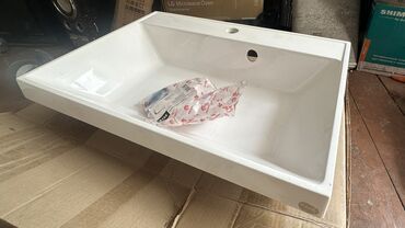 продаю ракавину: Белая прямоугольная раковина из керамики, предназначенная для ванной