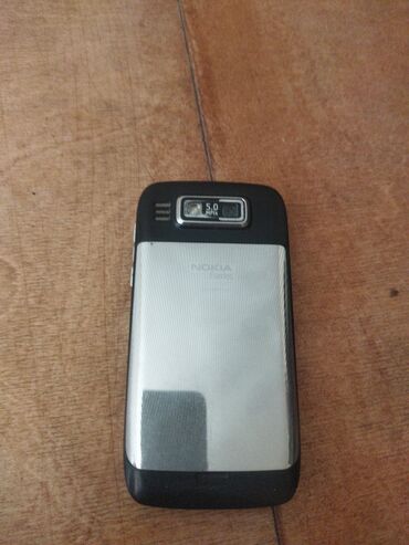 nokia 2111: Nokia E72, 2 GB, rəng - Gümüşü, Düyməli, Simsiz şarj