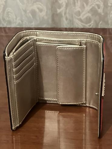 Aksesuarlar: GUESS qadın pul qabı - Rəng: parlaq qırmızı, ön hissədə GUESS üçbucaq — 2