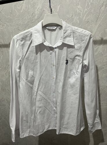 тактические рубашки: Белая женская рубашка от U.S. Polo Assn. с длинными рукавами. На груди