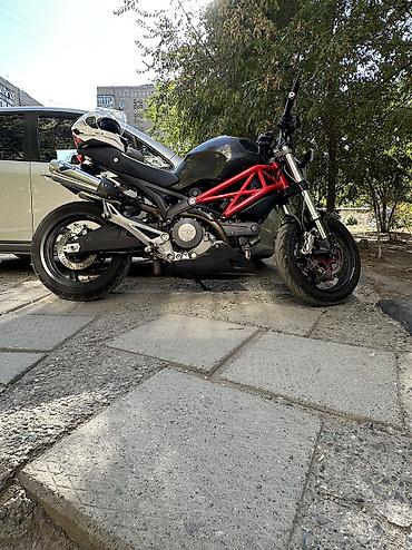 некая: Ducati Monster 696. Весь в карбоне, так же имеется комплект родного — 2